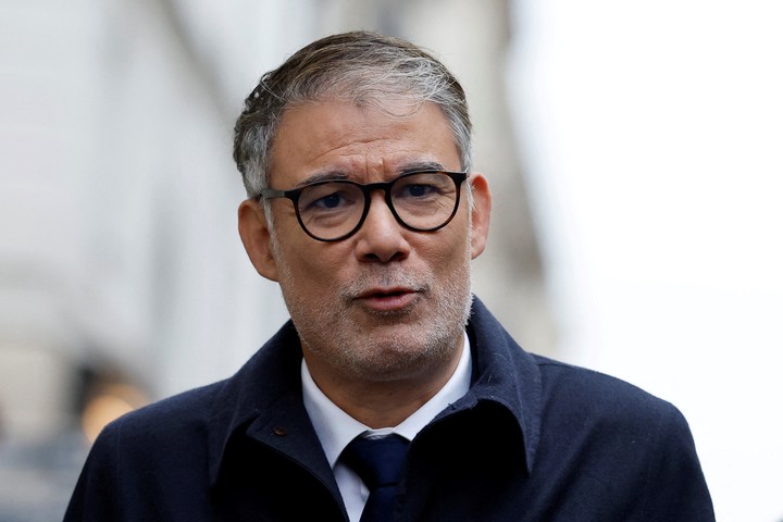 Olivier Faure, primer secretario del Partido Socialista Francés, llega a una reunión con el primer ministro saliente francés, Sébastien Lecornu. Foto Reuters