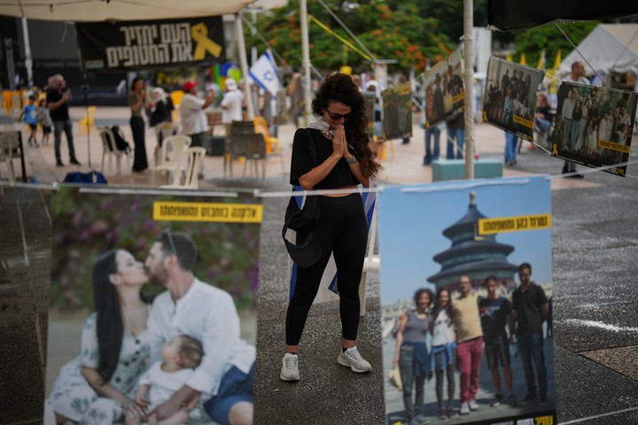 Emoción en Tel Aviv tras el anuncio de Trump sobre el alto el fuego. Foto:  AP/Emilio Morenatti