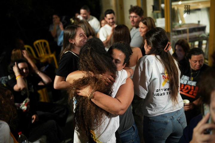 Familiares y allegados de los rehenes israelíes retenidos por Hamas en la Franja de Gaza celebran tras el anuncio. Foto: AP/Emilio Morenatti