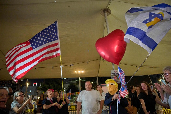 Una persona se disfrazó de Trump en medio de los festejos. Foto: AP/Ohad Zwigenberg