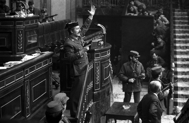 El teniente coronel Antonio Tejero cuando irrumpió, pistola en mano, en el Congreso de los Diputados de España, en febrero de 1981. Foto: EFE