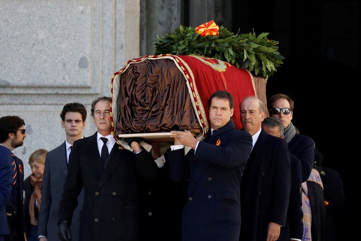 Familiares de Francisco Franco llevan el féretro, tras la exhumación y el traslado del cuerpo desde el Valle de los Caídos, en San Lorenzo de El Escorial, en octubre de 2019. Foto: REUTERS  