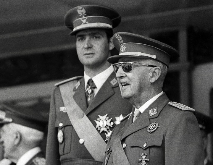 El entonces príncipe Juan Carlos de Borbón (futuro rey) y el General Francisco Franco, en un desfile militar en junio de 1971 en Madrid. Foto: AFP 