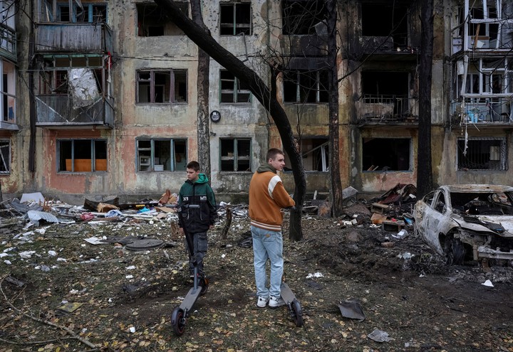 Residentes cerca de su edificio de apartamentos, alcanzado por un ataque con drones rusos, en medio del ataque de Rusia contra Ucrania, en la ciudad de Shakhtarske, en la región de Dnipropetrovsk, Ucrania. Foto Reuters
