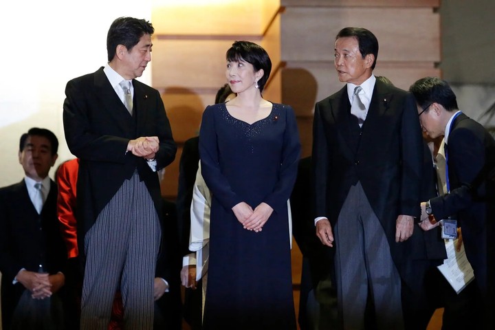 La Sra. Takaichi con Shinzo Abe, a la izquierda, en 2014. Ambos encontraron puntos en común en cuestiones como el aumento del gasto militar y la revisión de los libros de texto japoneses para ofrecer una visión más nacionalista de la Segunda Guerra Mundial. Foto Toru Hanai/Reuters.