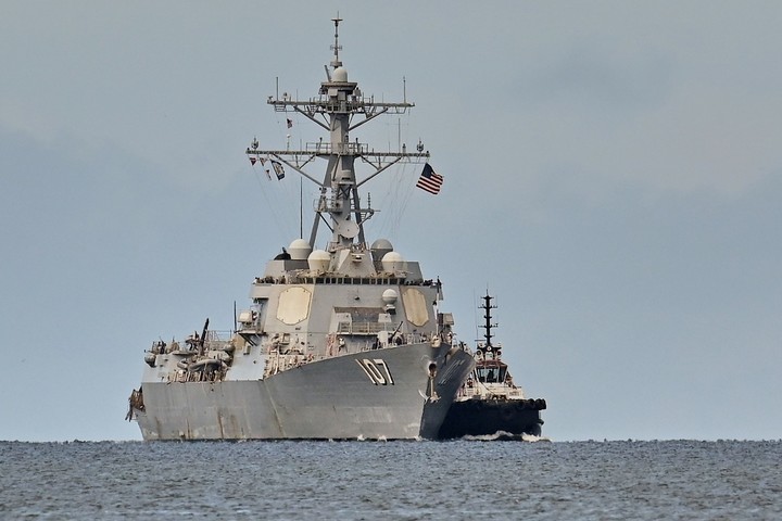 El destructor USS Gravely llega al puerto para realizar ejercicios militares en Puerto España, Trinidad y Tobago. Foto AP