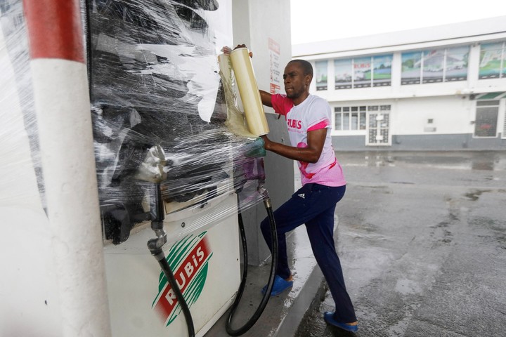 Craig Brown, trabajador de RUBiS Jamaica, envuelve una bomba de gasolina mientras se acerca el huracán Melissa en Kingston, Jamaica. Foto Reuters