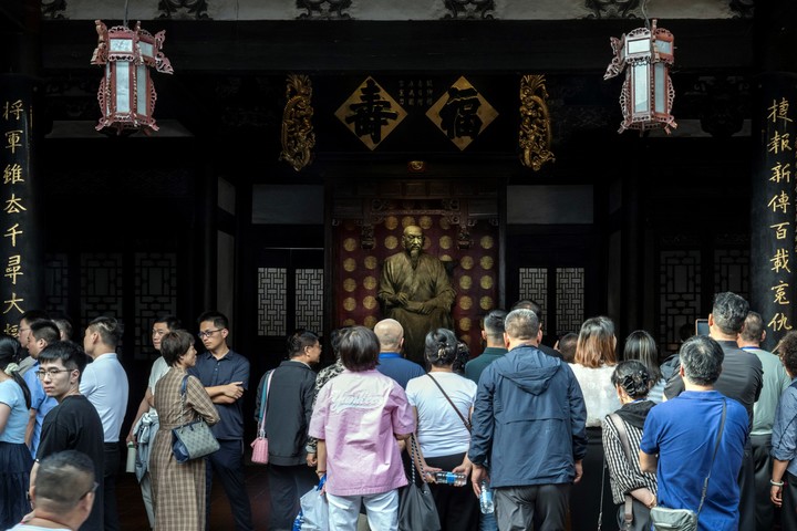 Visitantes haciendo cola para entrar en el Lin Zexu Memorial Hall en Fuzhou. Foto Gilles Sabrié para The New York Times.