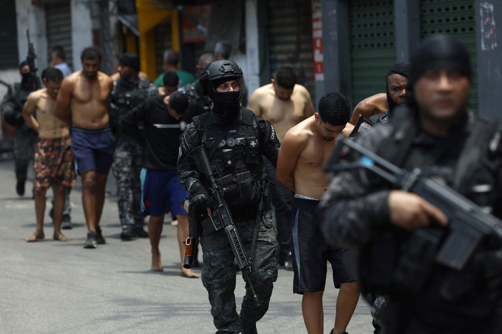  Policía de Río de Janeiro traslada a un grupo durante un operativo de este martes.