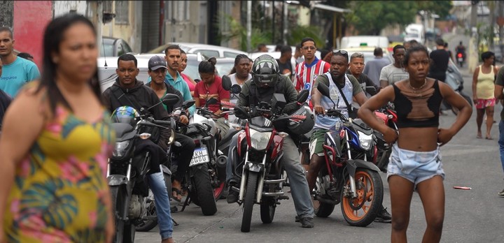 Un megaoperativo contra el grupo criminal Comando Vermelho en Río de Janeiro dejó más de 130 muertos y decenas de detenidos. Foto Juano Tesone / enviado especial