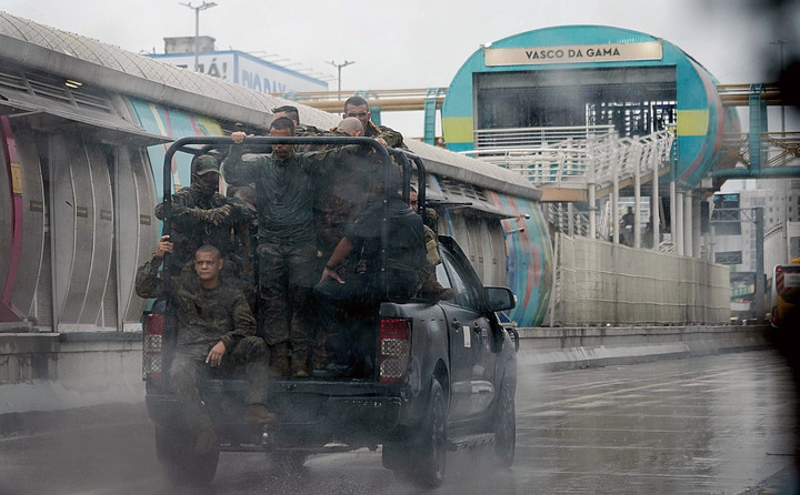 
Policía Militar por las autopistas de Rio de Janeiro.

Foto Juano Tesone / enviado especial 