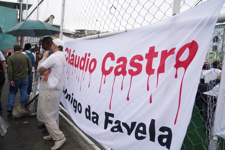 Acto por los muertos y pidendo la destitución del gobernador Castro. Foto Juano Tesone / enviado especial
