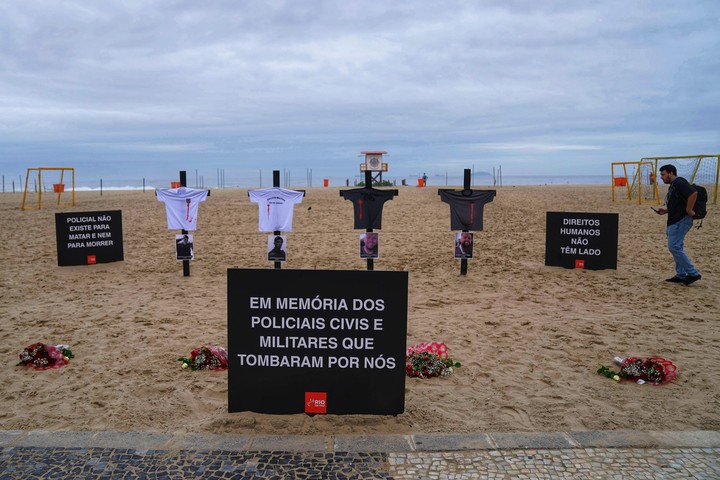 Cruces con los nombres policías muertos durante el operativo contra comando Vermelho. Foto Juano Tesone / enviado
especial