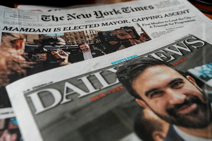 Ilustración que muestra los periódicos Daily News y New York Times publicando las noticias sobre la victoria de Zohran Mamdani en las elecciones. Foto Reuters