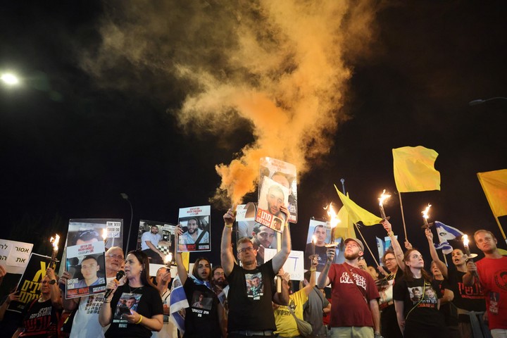 Familiares y allegados de los rehenes secuestrados por Hamas protestan frente a la oficina del  primer ministro Benjamin Netanyahu, en Jerusalén, este jueves. Foto: EFE  