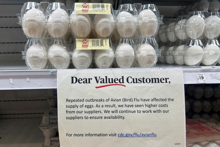 Un cartel en un supermercado de New Jersey explica que la gripe aviar afecta el suministro de huevos. Foto: AP 