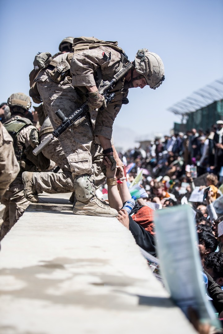 La caotica evacuación en el aeropouerto de Kabul, en 2021. Foto: Reuters 