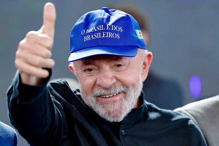 Luiz Inácio Lula da Silva, con una gorra que afirma: "Brasil es de los brasileños". Foto: REUTERS