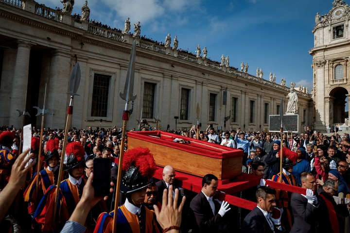 El féretro con los restos de Francisco son llevados este viernes a la basílica de San Pedro. Foto: REUTERS 