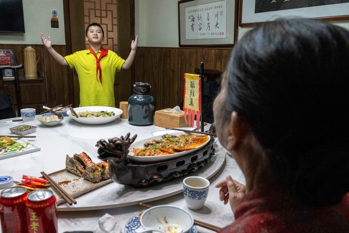 chinWang Yike, hijo del propietario de un restaurante dedicado a Lin Zexu, recitó un poema en honor a Lin ante los comensales. Foto Gilles Sabrié para The New York Times.
