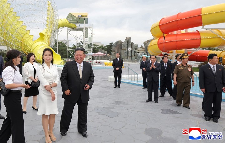  En noviembre de 2023, los medios estatales publicaron una fotografía con Ju-ae al frente y al centro, con Kim ocupando un lugar de fondo. Foto EFE