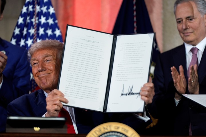 Con menos tendencia "woke" y "más valores norteamericanos", Estados Unidos busca liderar la industria IA. Foto AP