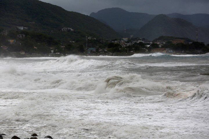 Una ola comienza a crecer, mientras el huracán Melissa se acerca, en el barrio Harbour View de Kingston, Jamaica. Foto Reuters