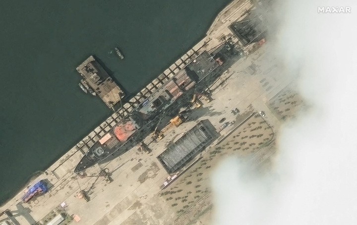 Una imagen de satélite muestra el nuevo buque de guerra norcoreano en el puerto antes de su lanzamiento, en Chongjin, Corea del Norte, 18 de mayo de 2025. Maxar Technologies /Handout via REUTERS 