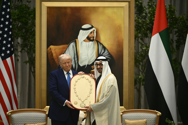 El presidente de Estados Unidos, Donald Trump (izq.), recibe la Orden de Zayed, la máxima condecoración civil de los Emiratos Árabes Unidos, que lleva el nombre de bin Sultán Al Nahyan, de manos de su homólogo, el jeque Mohamed, en Qasr Al-Watan. Foto AFP