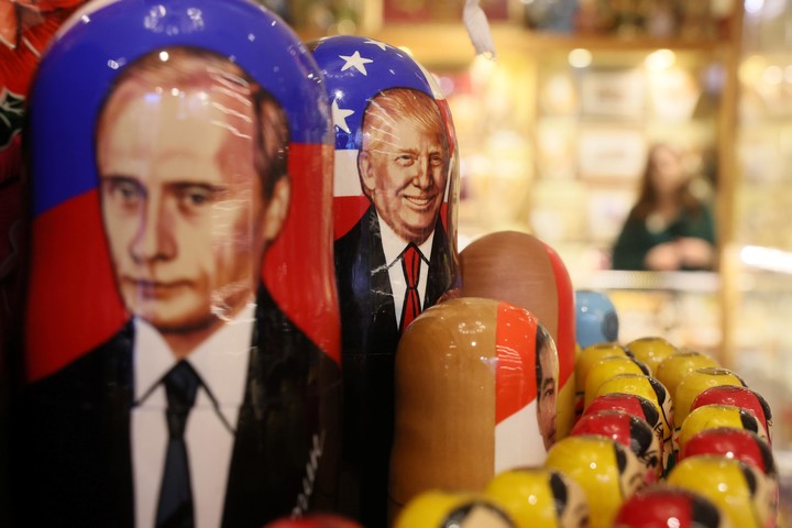 Muñecas rusas con las imágenes de Donald Trump y Vladimir Putin, en un local de venta en Moscú, Rusia. Foto: EFE  