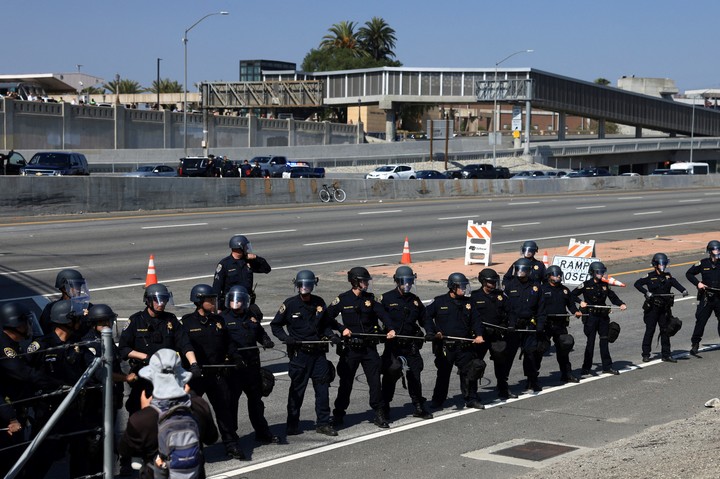 Agentes del orden forman una fila cerca del Edificio Federal Edward R. Roybal durante una protesta contra las redadas federales de inmigración en el centro de Los Ángeles. Foto AP