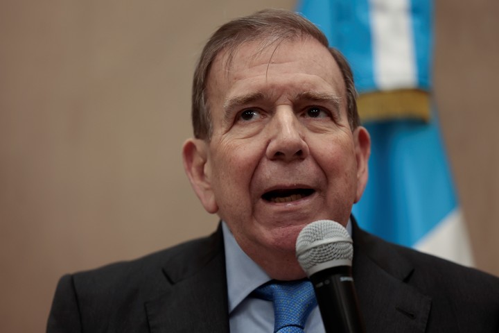 Edmundo González Urrutia durante su visita a Guatemala. Foto EFE.