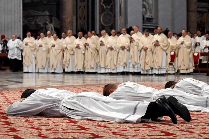 Una ceremonia para recibir a nuevos sacerdotes, este sábado en la Basílica de San Pedro, en el Vaticano. Foto: EFE  