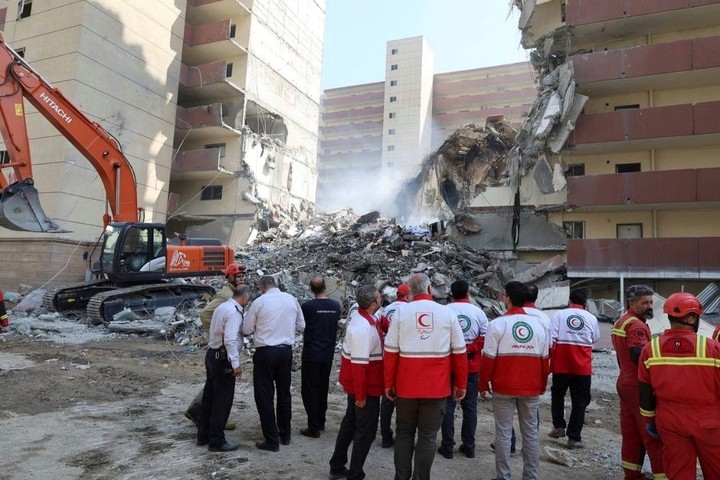 Escombros y rescatistas en el lugar  donde impactó uno de los misiles lanzados por Israel en Teherán, este viernes. Foto: AP  