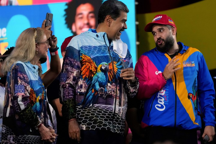 Nicolás Maduro cerró la campaña electoral en Venezuela junto a su esposa y diputada Cilia Flores, y su hijo, Nicolás Maduro Guerra, candidato. Foto: AP/Ariana Cubillos