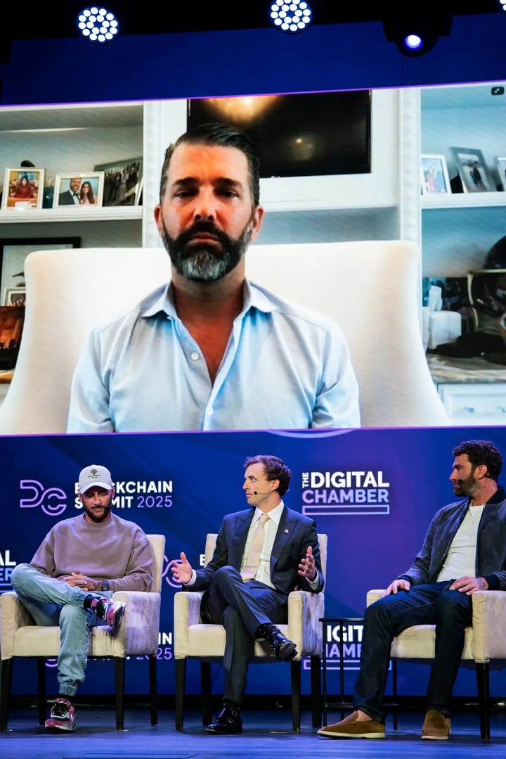 Donald Trump Jr. se unió a Chase Herro, izquierda, Zach Witkoff, centro, y Zachary Folkman en una cumbre de criptomoneda en Washington el mes pasado. Foto Haiyun Jiang para The New York Times