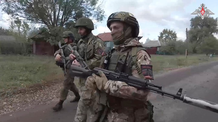 En esta foto tomada de un vídeo difundido por el Ministerio de Defensa ruso el jueves 24 de octubre de 2024, soldados rusos patrullan un pueblo en la zona fronteriza entre Rusia y Ucrania en la región rusa de Kursk. (Foto del Servicio de Prensa del Ministerio de Defensa ruso vía AP)
