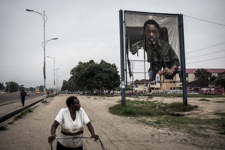 Una pancarta dañada por el fuego de Joseph Kabila, en 2019. Foto Bloomberg