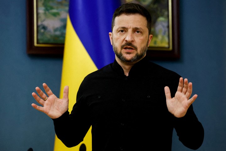 El presidente de Ucrania, Volodimir Zelenski, habla durante una conferencia de prensa tras las llamadas telefónicas con el presidente de Estados Unidos, Donald Trump. Foto Reuters