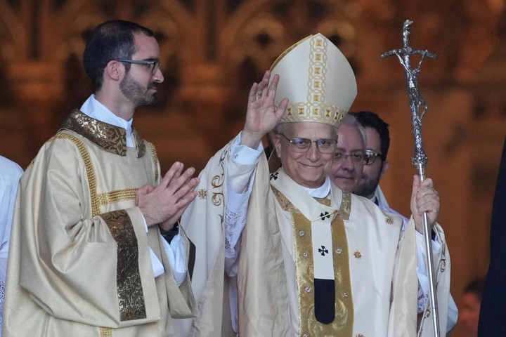 El papa León XIV saluda tras presidir una misa y toma posesión de la Cátedra Romana, formalizando su cargo como obispo de Roma en la Basílica de San Juan de Letrán, Roma. Foto AP