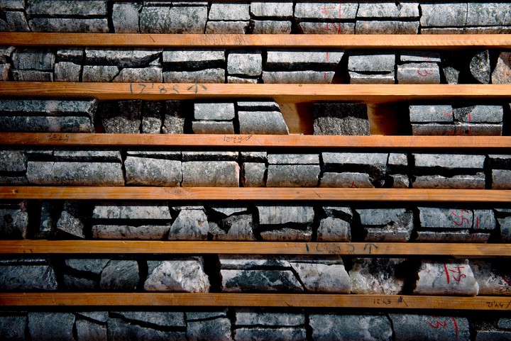 Núcleos de minerales extraídos en Narsaq, Groenlandia, el 20 de julio de 2012. Es posible que la población de la isla no se convenza fácilmente mientras el presidente Donald Trump intenta cerrar lo que podría ser uno de los mayores negocios inmobiliarios de la historia. (Andrew Testa/The New York Times)