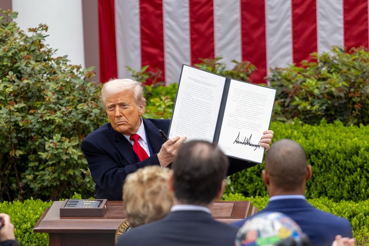  El presidente estadounidense, Donald Trump, muestra una orden ejecutiva sobre los "aranceles recíprocos", el "día de la liberación" en Washington el 2 de abril de 2025.efe  