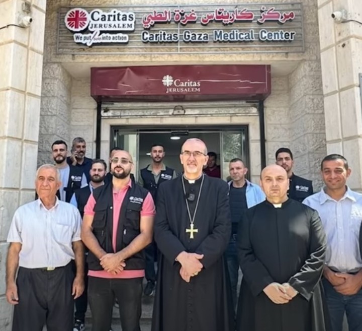 Visita eclesiástica a la iglesia Sagrada Familia en Gaza y centro de Cáritas tras el ataque en el que resultó herido el sacerdote argentino Gabriel Romanelli.