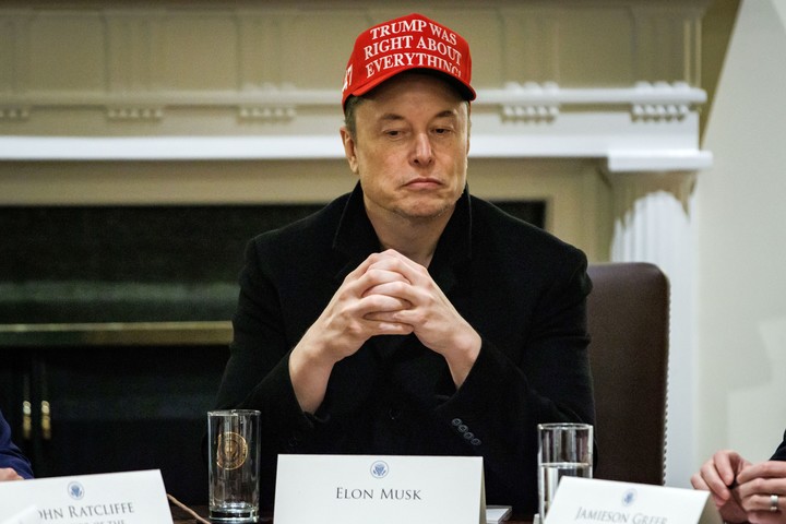 Otros tiempos  Elon Musk,  con la gorrita de Maga  en la Sala del Gabinete de la Casa Blanca en Washington. Foto EFE