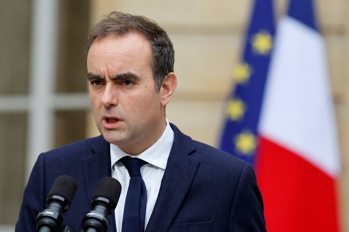 El primer ministro saliente de Francia, Sébastien Lecornu, pronuncia un discurso en el patio del Hotel Matignon. Foto EFE