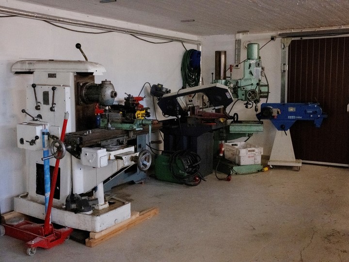 Máquinas herramienta en el taller de Elias Andersson en las Islas Åland, Finlandia, marzo de 2025. Este remoto archipiélago ofrece un ejemplo de cómo la tecnología de armas de fuego, desarrollada en EE.UU., se difunde entre los aficionados. (Loulou d'Aki/The New York Times)