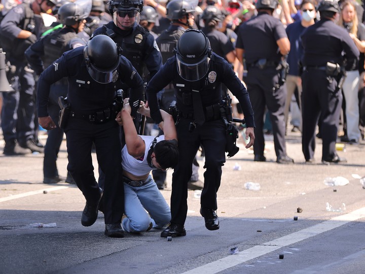 Represión en Los Angeles. Trump ordenó el  despliegue de miles de elementos de la Guardia Nacional y los marines. Foto Xinhua