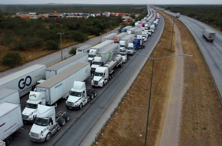El año pasado, 5,9 millones de camiones cruzaron de México a Estados Unidos, más de 16.000 camiones al día. Foto Reuters