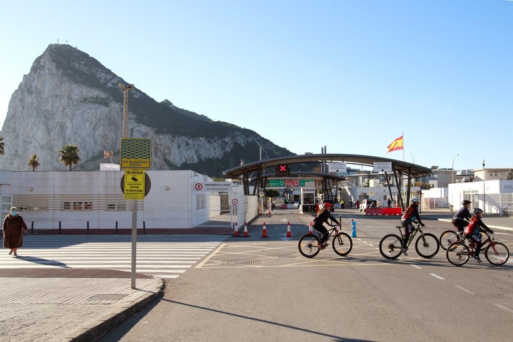 Ciclistas pasan por la frontera con Gibraltar. Foto: EFE