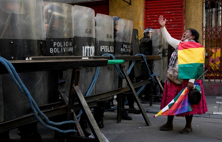 Los seguidores de Evo, en alerta tras una orden para detenerlo. Foto AP.